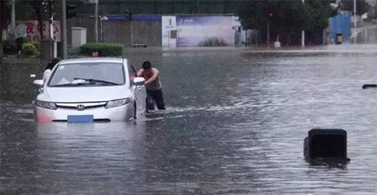 暴雨自驾涉水行车 要不要关发动机启停？