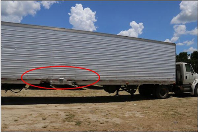 被Model S撞到的卡车，红圈为侧面碰撞位置，轻微擦伤