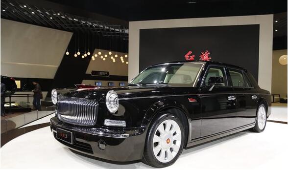 干露露秀白肤上围助阵北京车展