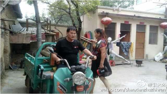 朱之文晒“豪华座驾”带老婆兜风 