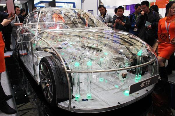 全球第一辆全透明跑车 一眼看穿车里在干啥