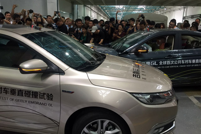 C-NCAP进行全球首次公开车对车垂直碰试验