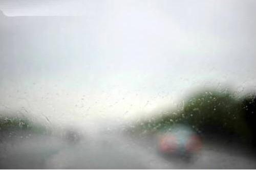 雨天行车开双闪还是开雾灯 别开错了