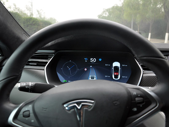 车主突发致命疾病 特斯拉自动驾驶急送医