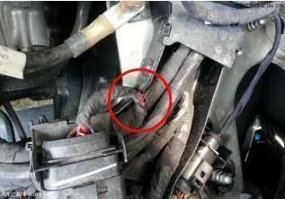 刚提的新车臭气熏人 女车主强忍开去检查 