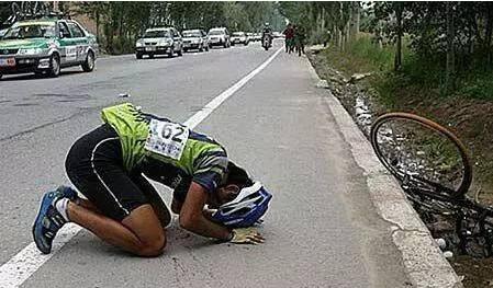 豪车被刮花 交警单车全责 司机却急忙说我全责 