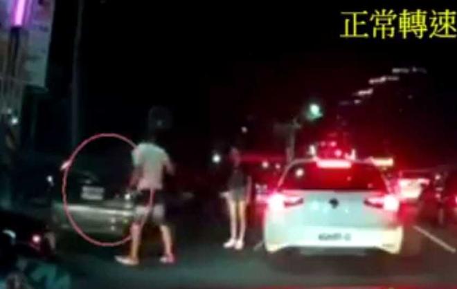 男子变道被阻大怒 持刀被对方女友拦下