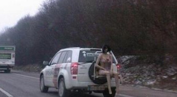 作为一个遵纪守法的好公民，超车容易发生交通事故，我会一直默默的跟在后面开的，请警察放心，不过话说我不是应该在上上个路口转弯吗？咋跑这来了？不管了，不超车才是正事。