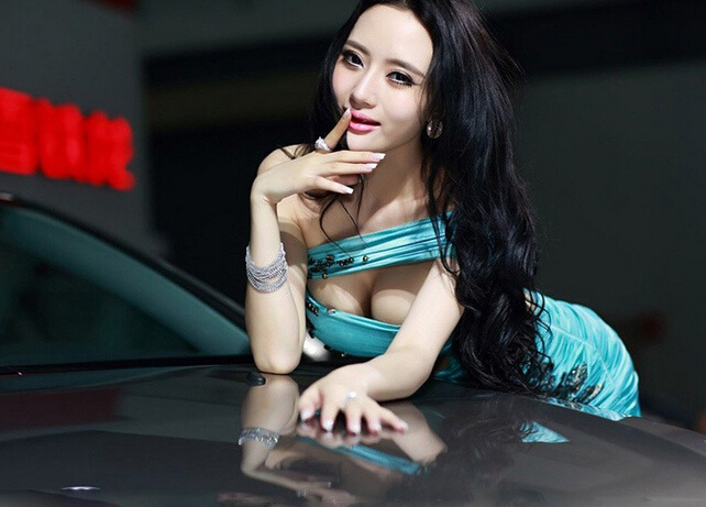 相比之下我比较喜欢旁边的这辆车