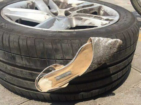 相比之下我比较喜欢旁边的这辆车