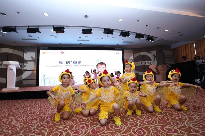 孩子们为活动献上精彩的开场表演