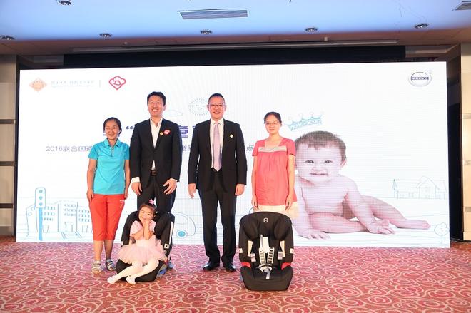 沃尔沃汽车为家长代表捐赠儿童安全座椅
