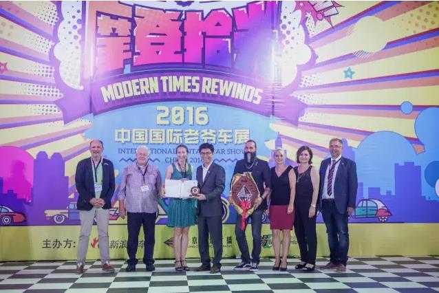 宝沃老爷车车主俱乐部副主席Marion Kayser女士及老爷车车主们赠送礼物