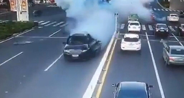 路虎轮胎炸伤的除车主还有舆论的“狗眼”