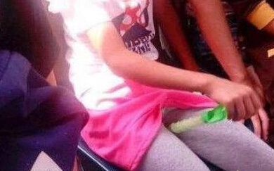 妹子很郁闷！为啥旁边的座位是空的呢？