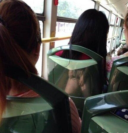 妹子很郁闷！为啥旁边的座位是空的呢？