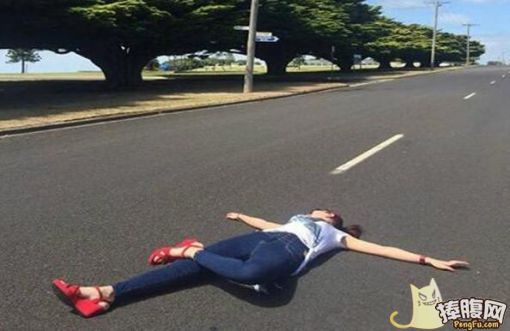 妹子很郁闷！为啥旁边的座位是空的呢？