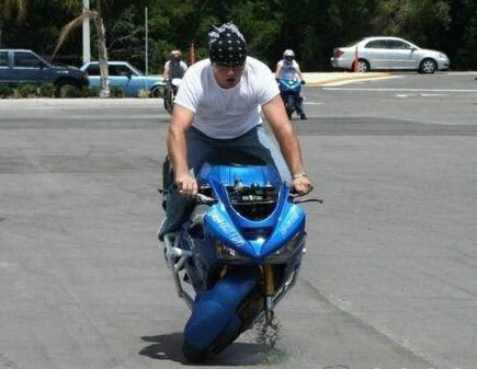 妹子 开车做这事虽然刺激但是很危险啊！