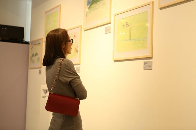 嘉宾欣赏学生画作