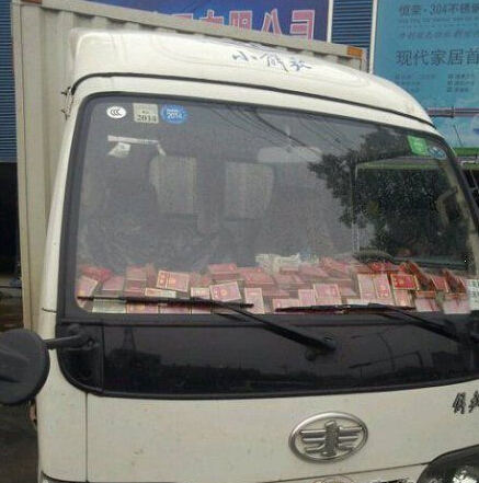 这样的等车方式 司机还能淡定的看路吗？