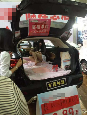 蹲车窗干这种羞羞的事情 后面的车凌乱了