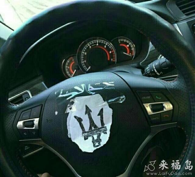 蹲车窗干这种羞羞的事情 后面的车凌乱了