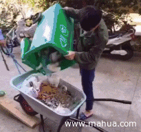 美女就在旁边，为啥你们关注不到重点呢？