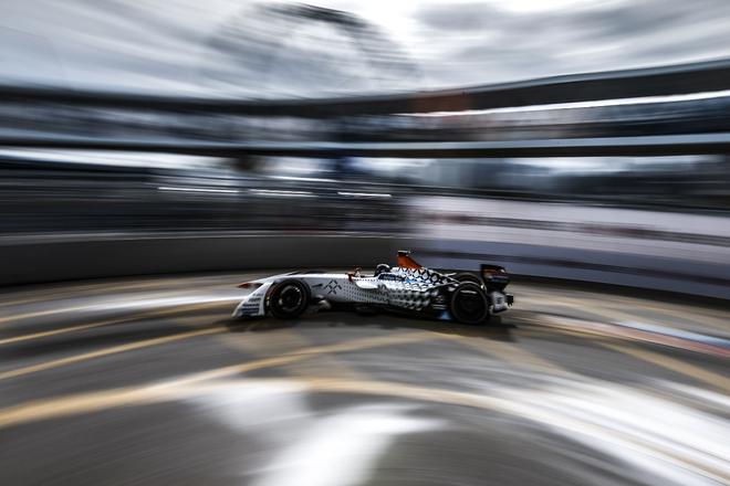 FF龙之队车手Loic Duval以第14名完赛