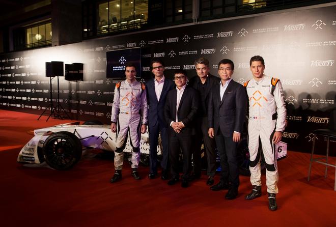 乐视超级汽车联合创始人、全球副董事长丁磊（右二）、FF全球首席品牌与商务官马龙（右三）以及龙之队所有者及领队Jay Penske（左二）在乐视联合创始人兼副董事长刘弘（左三）的见证下共同为FF龙之队全新赛车揭幕