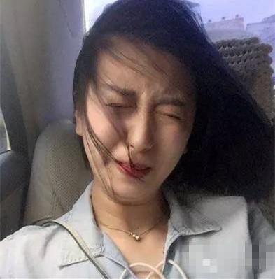 美女就在旁边，为啥你们关注不到重点呢？