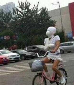 美女就在旁边，为啥你们关注不到重点呢？