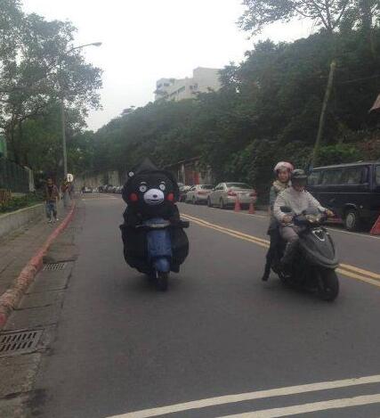 我的天！是谁的充气娃娃落在车上了？