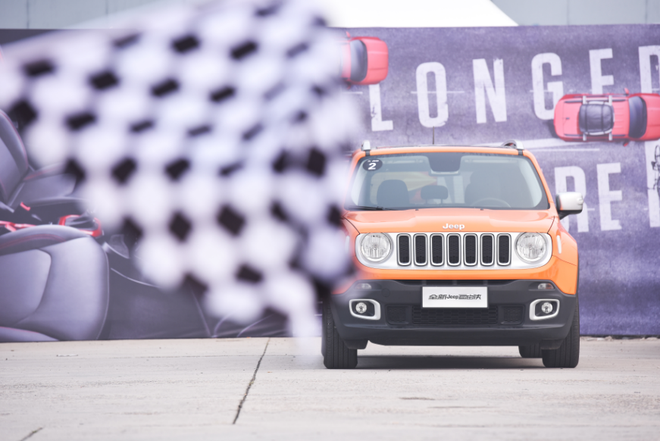 全新Jeep自由侠“超驾趣赛道日”侠战群雄