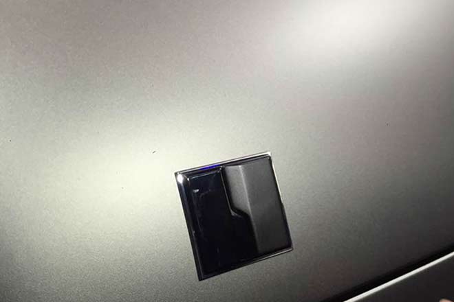 方型金属标，用变形的“𠃊”分隔开，一半磨砂材质一半光面材质。未来产品英文品牌名字会贴在车尾，logo在车头。