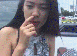 挺漂亮个小姑凉 咋把鼻屎贴在我玻璃上呢？