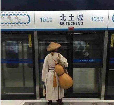 挺漂亮个小姑凉 咋把鼻屎贴在我玻璃上呢？