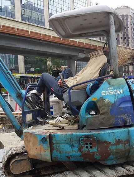 挺漂亮个小姑凉 咋把鼻屎贴在我玻璃上呢？