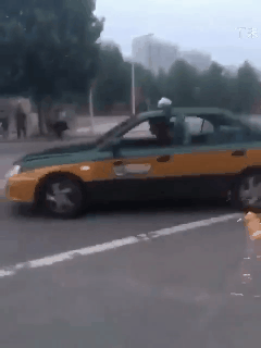 妹子裙子被扯这么高！快让我来帮你挡一下