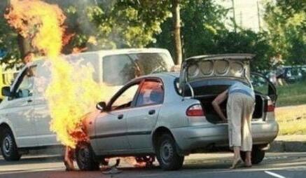 妹子裙子被扯这么高！快让我来帮你挡一下