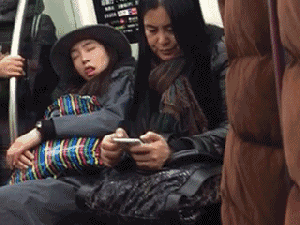 妹子裙子被扯这么高！快让我来帮你挡一下