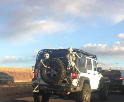 妹子裙子被扯这么高！快让我来帮你挡一下