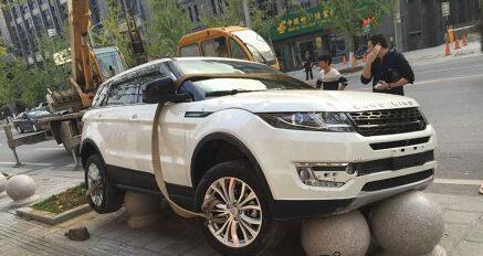 妹子裙子被扯这么高！快让我来帮你挡一下