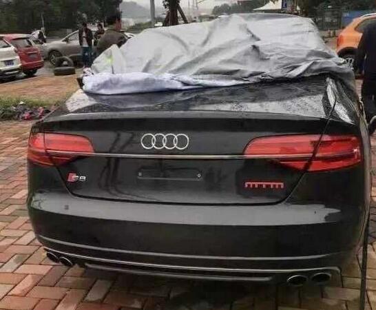 200多万的奥迪马路飙车 直接撞塌一面墙