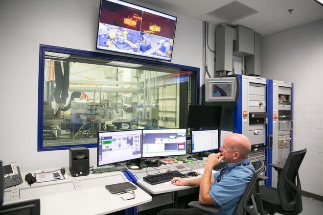 图工程师正在通过赛道数据进行发动机测试