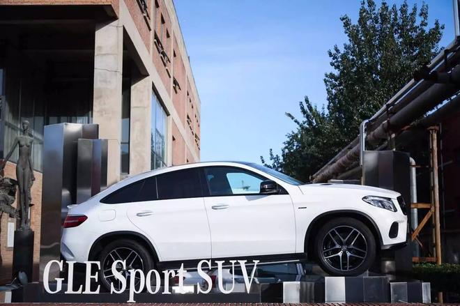 星徽熠彩.灵蕴未来 相约奔驰国际时装周