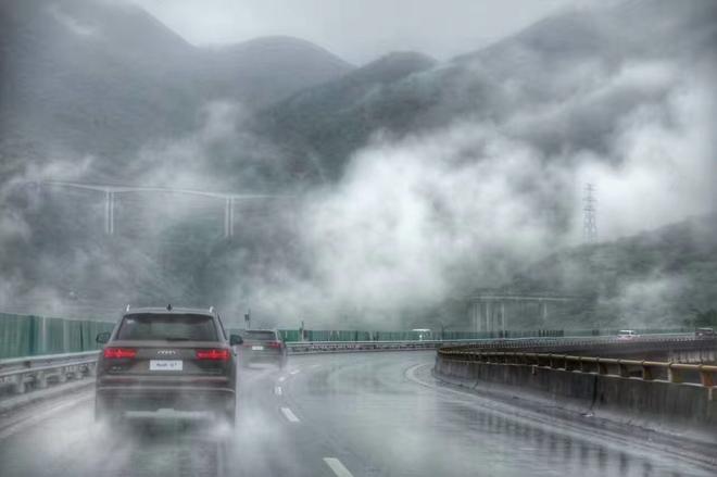 云雾缭绕的高速公路