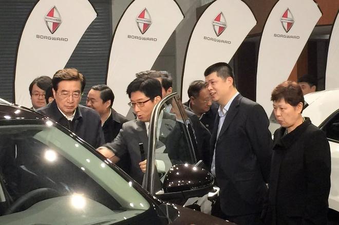 宝沃汽车（中国）执行副总裁陈威旭为郭金龙书记介绍宝沃BX7
