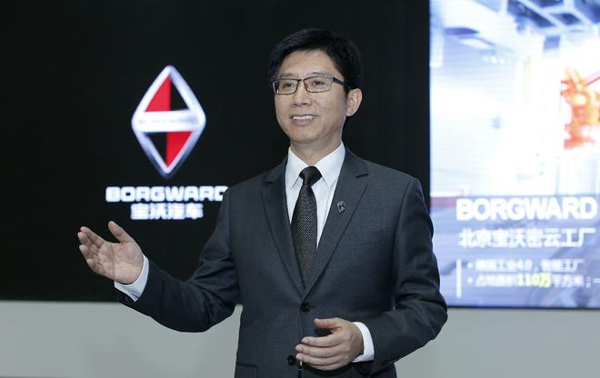 　　陈威旭先生为北京市委市政府及青海省省委省政府领导介绍宝沃智能工厂