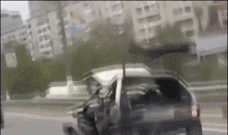 每日趣图|妹纸！你双腿间掉出了啥？小哥都看呆了