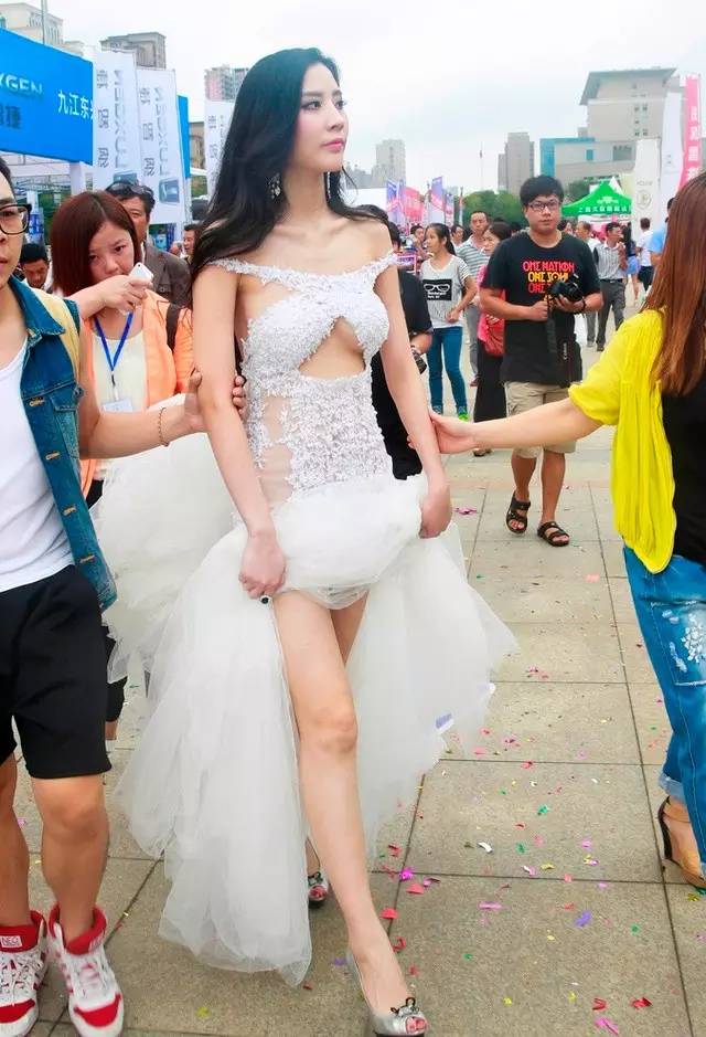 频频上演走光戏？车展禁模的真正原因在这